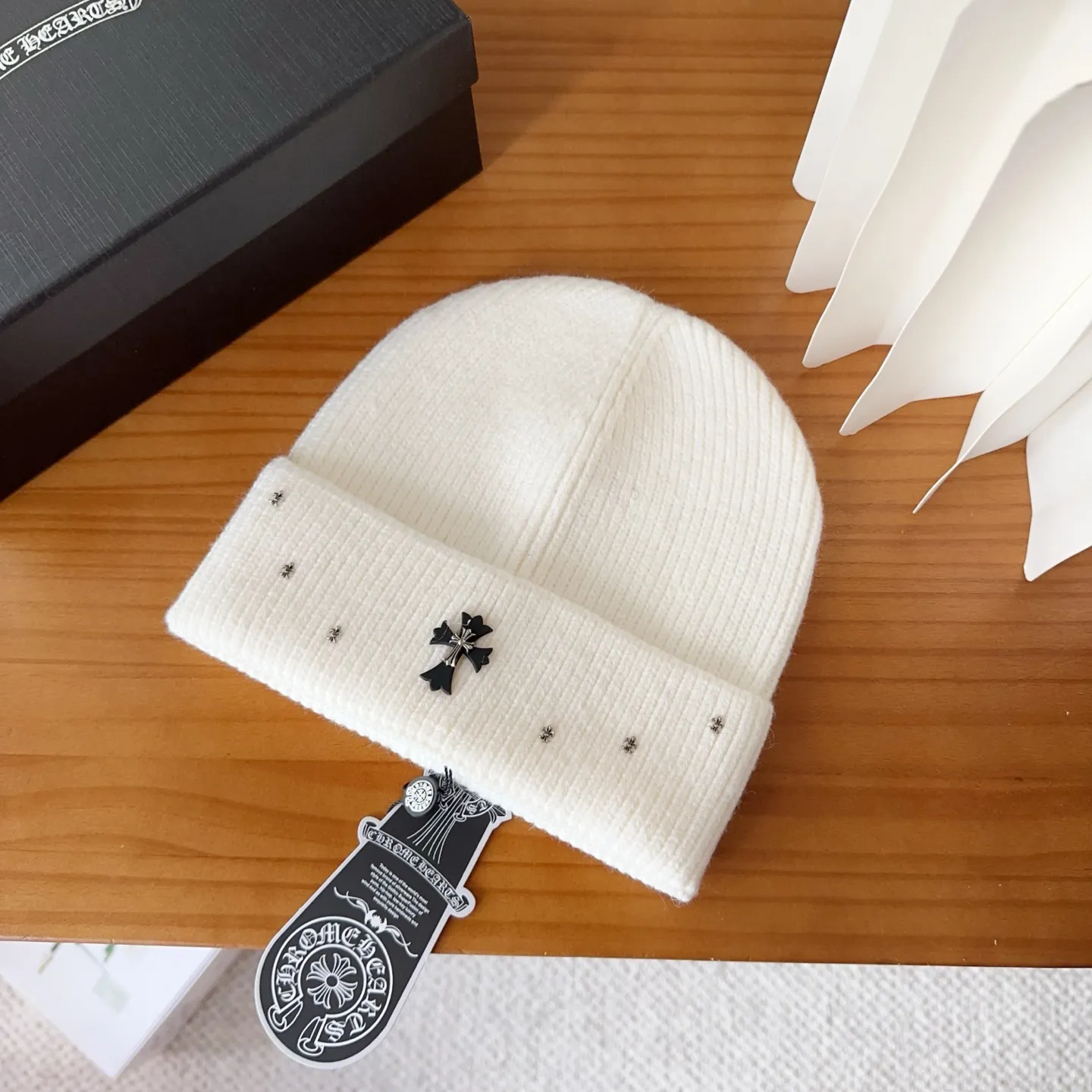 💰60 Crow Heart Autumn and Winter Wool Knitted Beanie This must be a favorite of minimalism. It is clean, neat, fashionable and versatile, and will definitely not be picky about your face shape! A fashionable classic that lasts forever! Fashionable black and white can be purchased together!